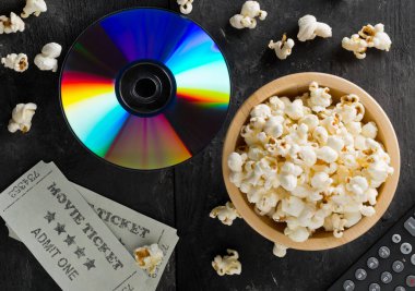 TV uzaktan kumanda, film biletleri ile DVD veya Blu ray film diski 