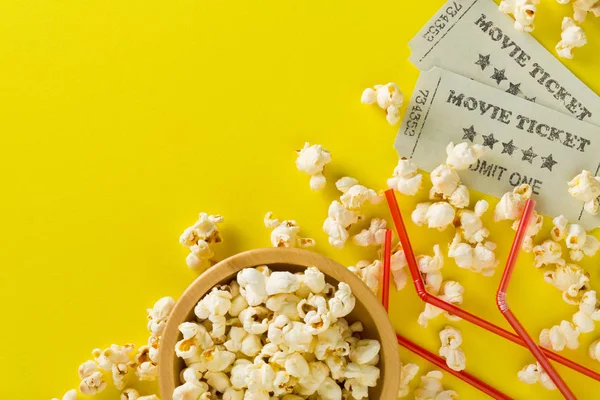 Film jegyek, szóda italt műanyag szalmaszál és pattogatott kukorica a sárga t — Stock Fotó