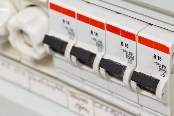 Електричний вимикач запобіжника в приватному будинку крупним планом — стокове фото