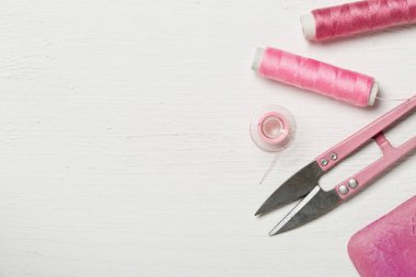 Pembe renkli düz döşeme üst görünüm dikiş araçları sürgün kumaş ile, 