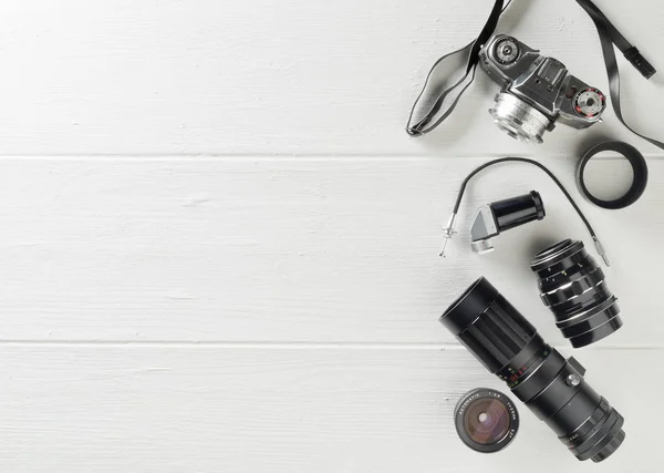 Retro analog filmkamera med linser och foto utrustning o — Stockfoto