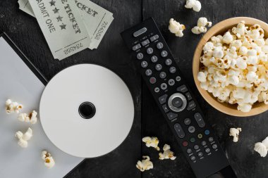 TV uzaktan kumanda, film biletleri ile DVD veya Blu ray film diski 