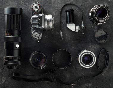 Lensler ve fotoğraf ekipmanları ile Retro analog film kamera o