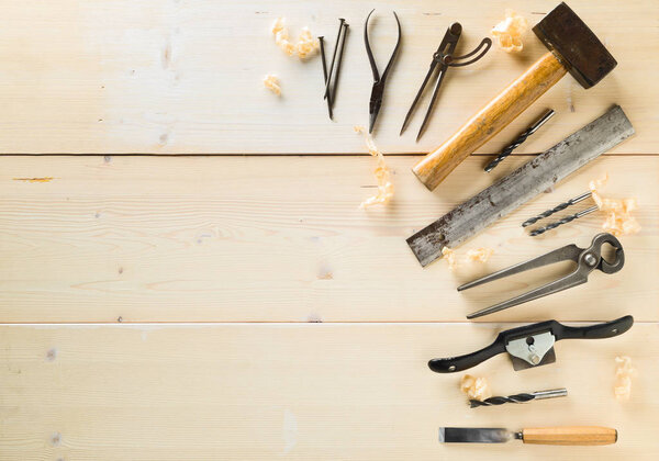 Сверху лежали старые, бывшие в употреблении инструменты для обработки древесины.
