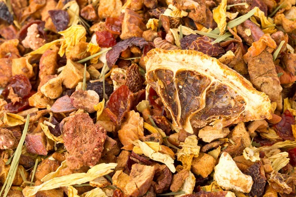 Heap of dried fruit tea infusion with oranges and strawberries — Stock Photo, Image