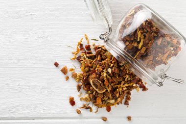 Portakal ve çilek ile kurutulmuş meyve çay infüzyon yığını