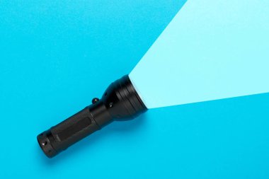 El feneri veya meşale arka planı aydınlatıyor - minimal konsept