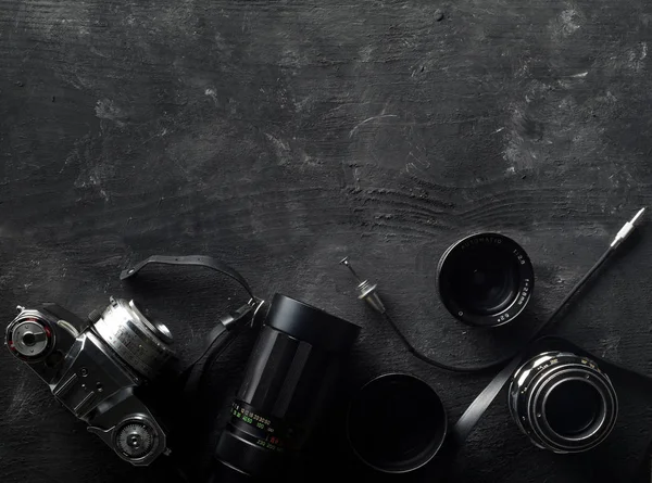 Caméra à film analogique rétro avec lentilles et matériel de photographie — Photo