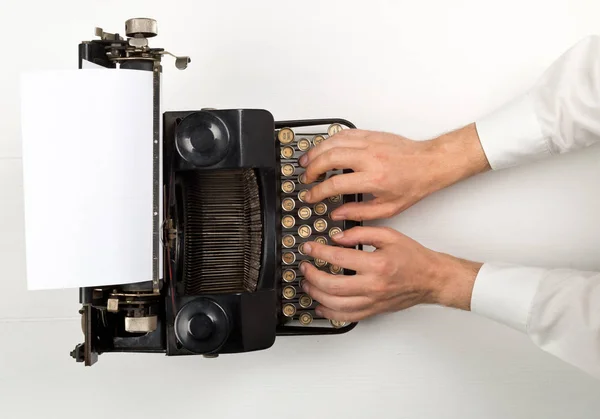 Man typen op Vintage retro typemachine op witte tafel achtergrond — Stockfoto