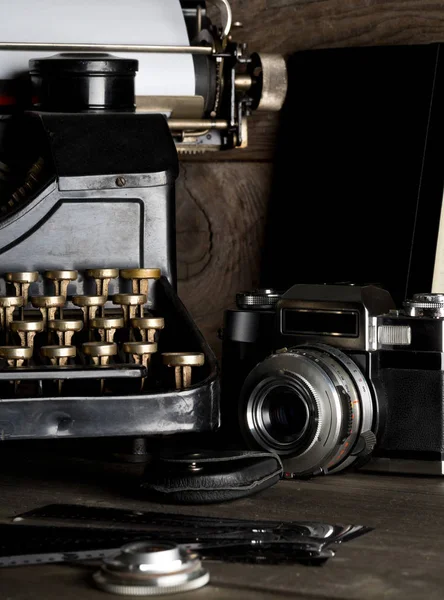 Vintage machine à écrire rétro et caméra à film analogique — Photo