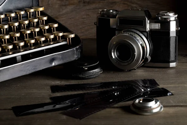 Macchina da scrivere retrò vintage e macchina fotografica analogica — Foto Stock