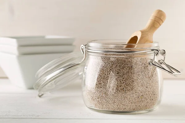 Monte de sementes de chia branco orgânico inteiro em jarra de armazenamento de vidro — Fotografia de Stock