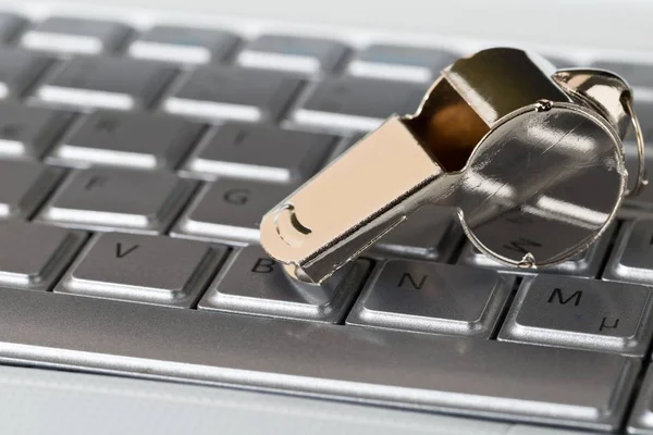 Píšťalka na klávesnici notebooku - koncept whistleblower — Stock fotografie