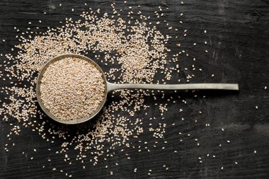 Gümüş metal kaşık beyaz bütün, organik chia tohumu yığını 