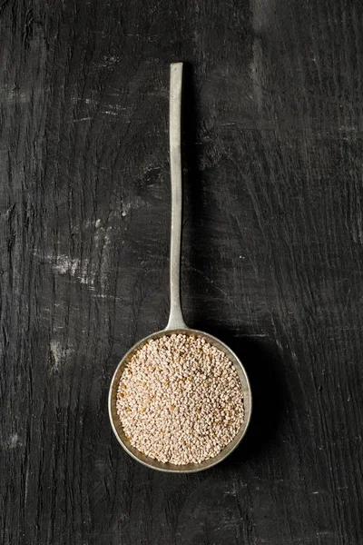 Біле ціле, органічне насіння чіа в срібній металевій ложці — стокове фото