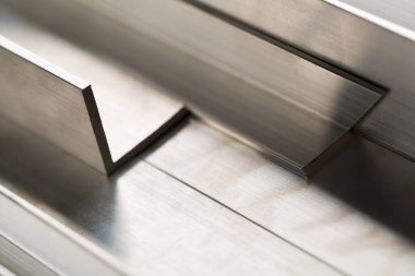 Soyut alüminyum profiller yığını, endüstriyel arka plan makrosu, seçici odak