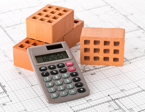 建筑用房屋设计图 房地产或房屋建造成本概念的砖头计算器 — 图库照片