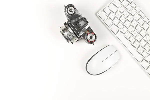 Câmera Slr Analógica Retro Lado Teclado Computador Mouse Fundo Branco — Fotografia de Stock