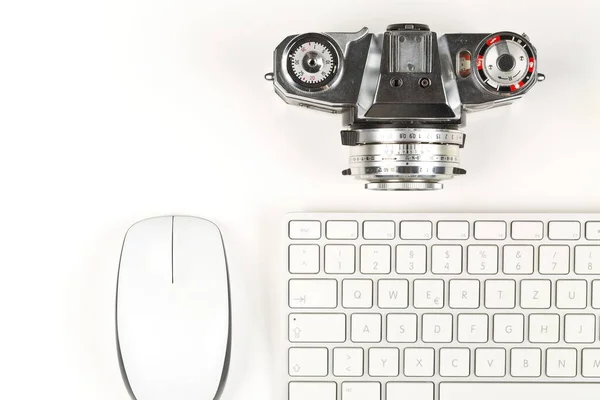 Retro Analoga Slr Kamera Bredvid Dator Tangentbord Och Mus Vit — Stockfoto