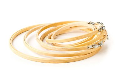 Seçici odaklı beyaz arkaplan üzerine yuvarlak nakış veya dikiş çerçeveleri seti