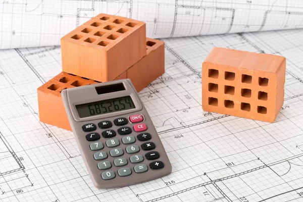 建筑用房屋设计图 房地产或房屋建造成本概念的砖头计算器 — 图库照片