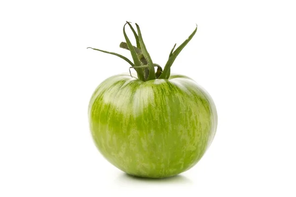 白い背景の上に単一の熟していない緑のトマト 熟していないトマトは揚げまたは風味 選択的な焦点のために使用することができます — ストック写真