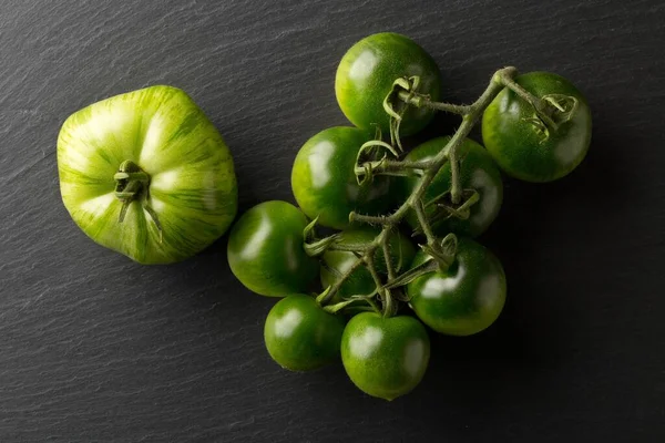 Pomodori Verdi Acerbi Sfondo Piatto Pietra Scura Pomodori Acerbi Possono — Foto Stock