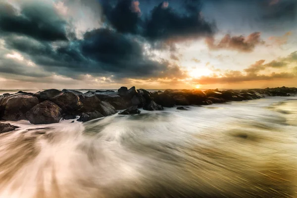 地中海の日没時の波 — ストック写真
