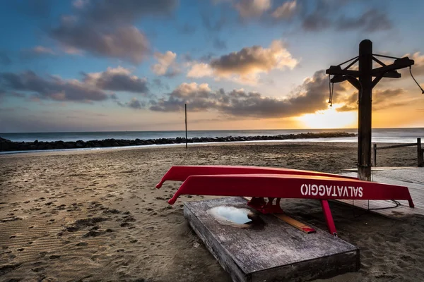 Bir Kurtarma Botu Güzel Bir Gün Batımı Ile Bir Plaj — Stok fotoğraf