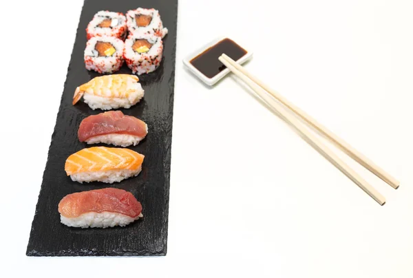 Sushi Typowy Japoński Żywności Przygotowane Bazie Ryżu Różnych Surowych Ryb — Zdjęcie stockowe