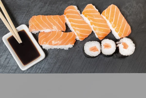 Sushi Typowy Japoński Żywności Przygotowane Bazie Ryżu Różnych Surowych Ryb — Zdjęcie stockowe