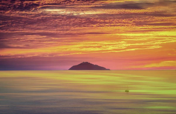 Coucher Soleil Ardent Avec Bateau Qui Voyage Devant Une Île — Photo