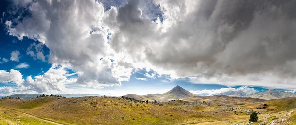 Uma Vista Das Montanhas Abruzzo Itália Perto Campo Imperatore — Fotografia de Stock