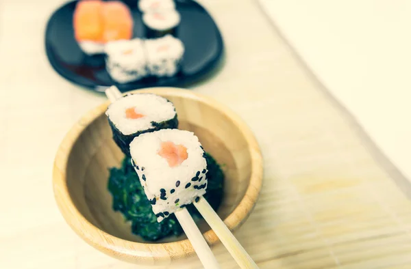 Sushi Typické Japonské Jídlo Připravené Bázi Rýže Různé Syrové Ryby — Stock fotografie