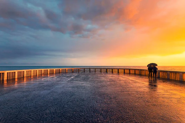 雨が降っている間に素晴らしい夕日の自然の光景の中で愛 — ストック写真