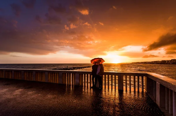 Amor Espetáculo Natural Esplêndido Pôr Sol Enquanto Ainda Chove — Fotografia de Stock