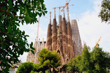 Ön tarafı büyük Sagrada Familia. 