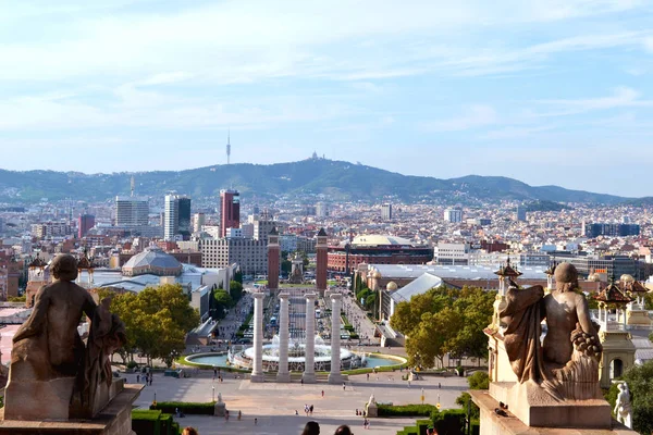 Ulusal Sanat Galerisi Barcelona'da terasından görüntülemek. 