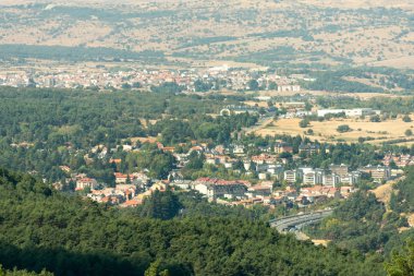 Dağın tepesinden güneşli manzara