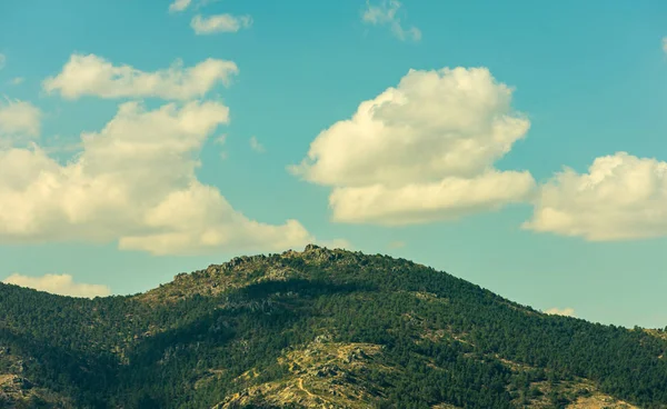 Bulutlar Ile Sonbaharda Yalnız Güneşli Dağ — Stok fotoğraf