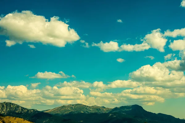 Een Eenzame Zonnige Berg Het Najaar Met Wolken — Stockfoto