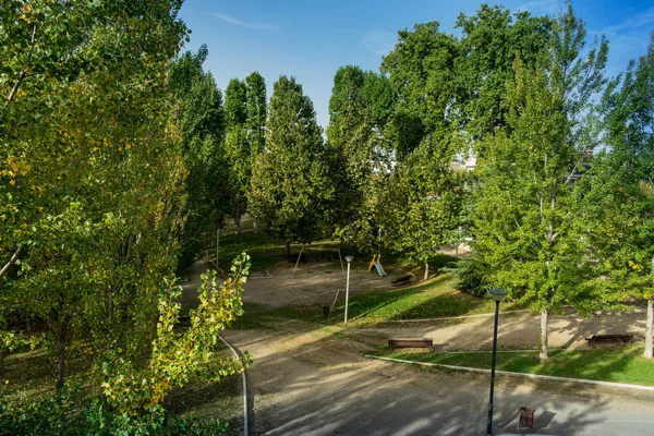 Parque Con Árboles Bancos Largo Orilla Del Río Otoño — Foto de Stock