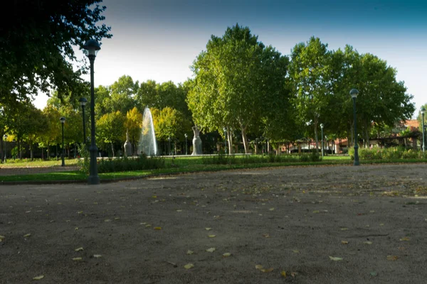 Parque Ciudad Con Mucha Vegetación Colorida Fuente Agua — Foto de Stock