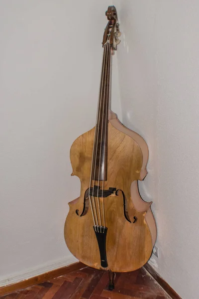 Old Contrabass Leaning Wall House — Stock Photo, Image
