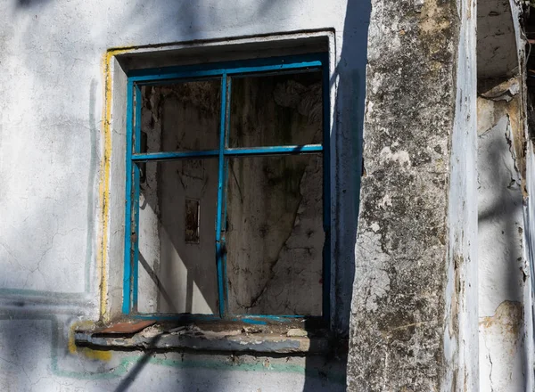 Casa de tijolo abandonada em ruínas — Fotografia de Stock