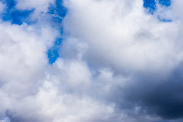 ふわふわの雲が広がる青空 — ストック写真