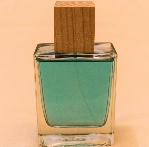 Botella de agua de colonia y perfume — Foto de Stock