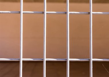 sokakta duvara demir ızgarası