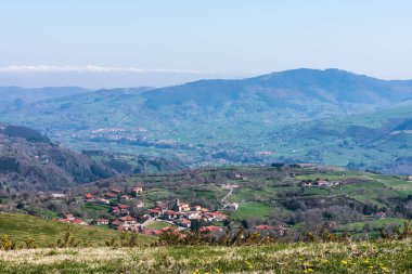 karlı dağ üzerinde mavi gökyüzü