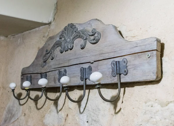 duvarda antika ahşap ceket raf